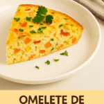 Uma fatia alta de omelete de forno fofinho servida em um prato branco, mostrando um recheio colorido de milho, cenoura e pimentão, e decorada com uma folha de salsinha fresca.