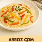Arroz com pimentão servido em um prato fundo branco, misturado com tiras coloridas de pimentão vermelho, verde e amarelo, e salpicado com cheiro-verde picado.