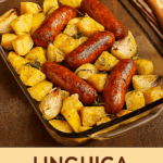 Linguiça assada no forno em uma travessa de vidro retangular, servida com pedaços de batatas douradas, cebola e ramos de alecrim fresco.