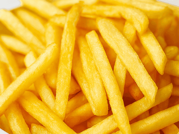 Uma tigela branca cheia de batata frita palito sequinha, crocante e bem dourada, com aparência apetitosa.