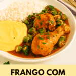 Frango com quiabo ensopado servido em um prato fundo branco, mostrando pedaços de frango (coxa e sobrecoxa) e quiabo em um molho rico, acompanhado de arroz branco e angu de milho cremoso.