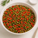 Salada de lentilha para o Réveillon servida em uma tigela branca, misturada com cubinhos de cenoura e cebola roxa, com um ramo de alecrim ao fundo.