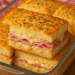 Lanche bauru de forno na travessa, recém-saído do forno com queijo muçarela derretido e gratinado com orégano por cima do pão de forma.