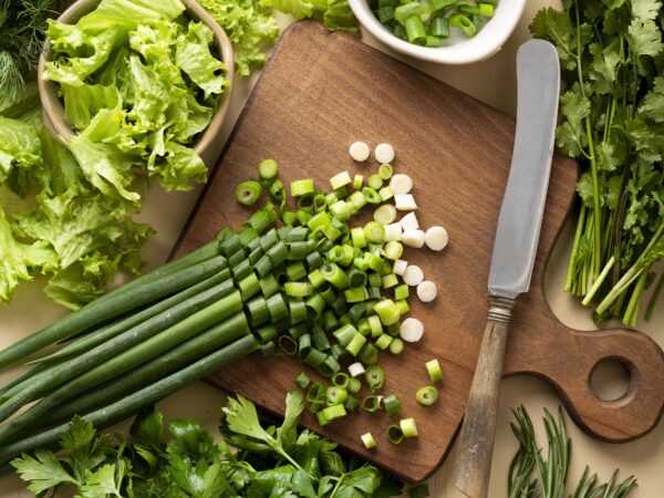 variados tipos de ervas frescas